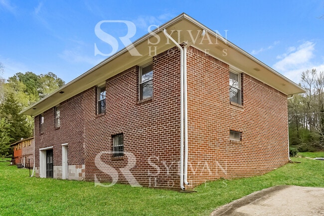 Building Photo - Prepare to fall in love with this 4 bedroom, 2 bathroom home