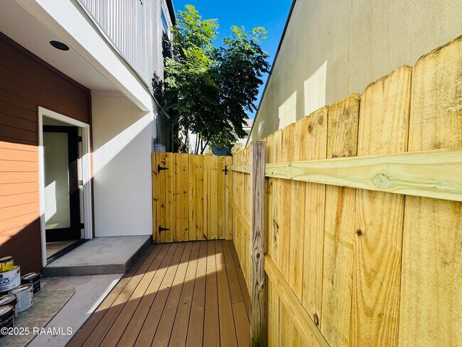 Building Photo - 113 Bayou St