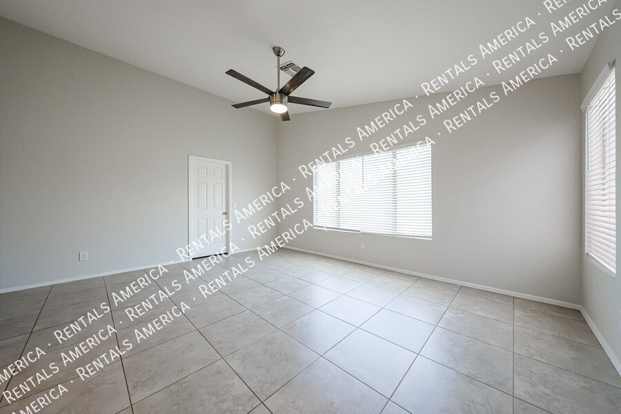 Building Photo - 854 W Straford Ave