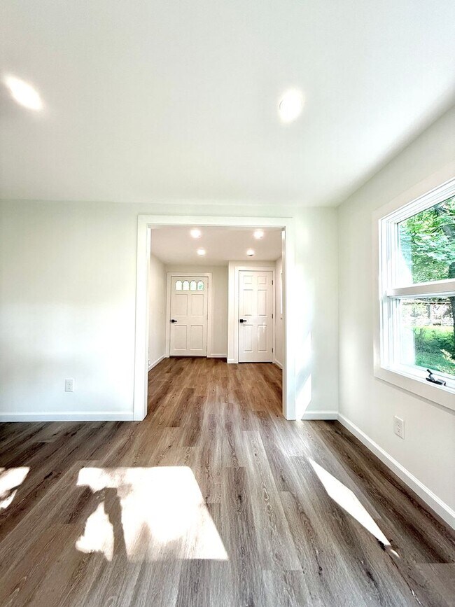 Building Photo - Oversized Renovated 1-Bedroom with Additio...