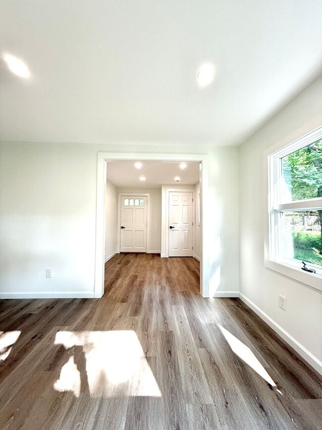 Building Photo - Serene & Spacious Fully renovated 1 BR ( 2...