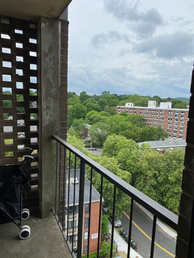 Building Photo - Large 1bd in desirable Brook House. West f...