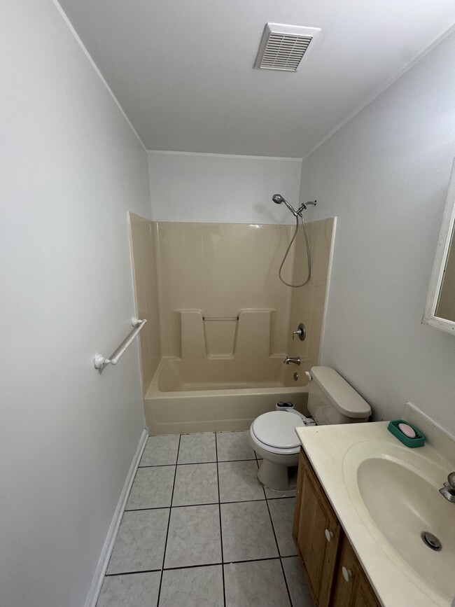 Building Photo - 817 Cove Ct