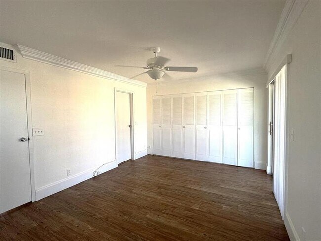 Building Photo - 526 Saxony Dr