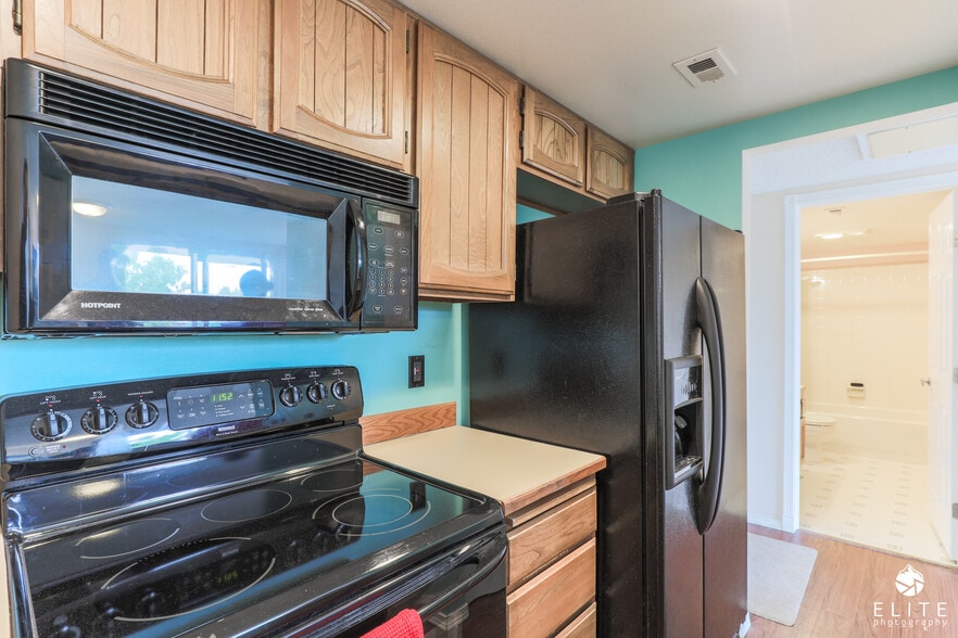 kitchen - 9645 Independence Dr