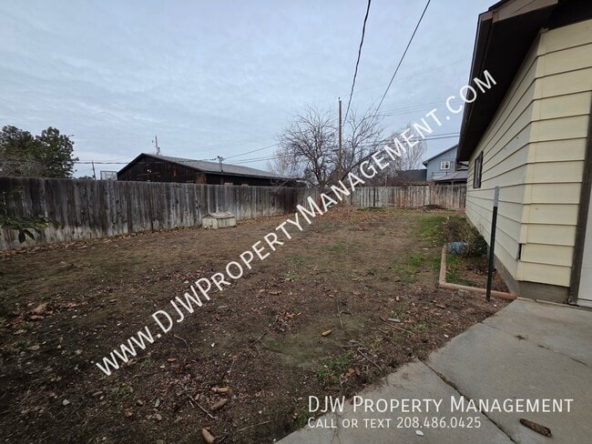 Building Photo - 624 W Linden St