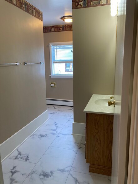 2nd floor full bath - 314 11th St