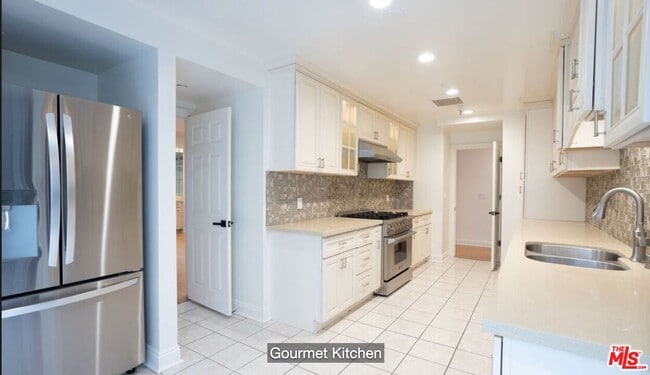 Building Photo - 324 N Palm Dr