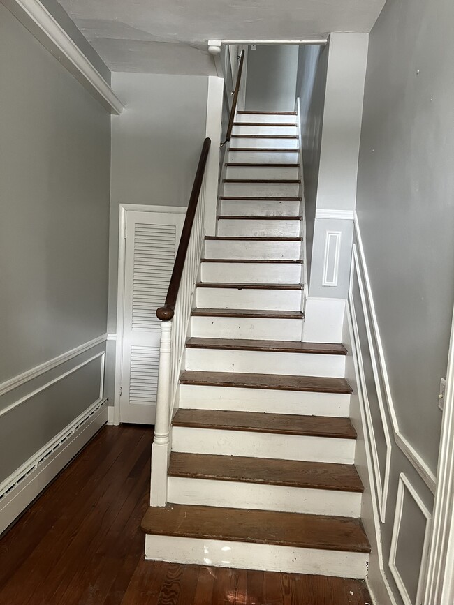 Building Photo - 200 E Main St