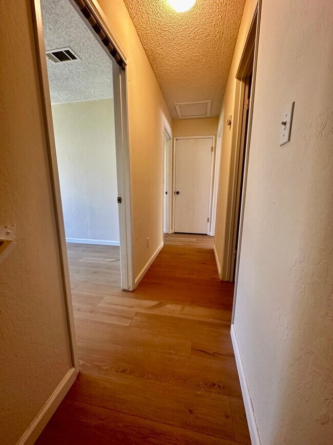 Building Photo - 5042 Glide Dr
