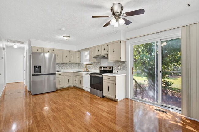 Building Photo - "Charming 3-Bed Home with Gleaming Hardwood Floors in Hope Mills!"