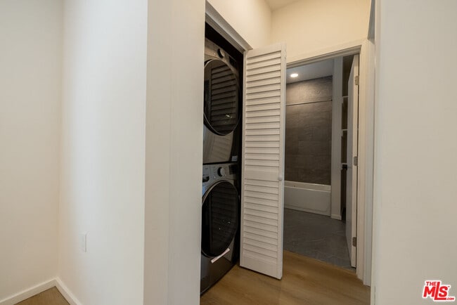 Building Photo - 5418 1/2 Smiley Dr