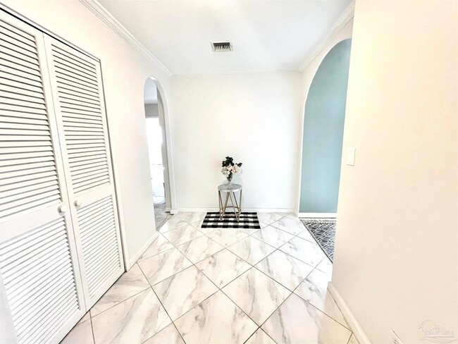 Building Photo - 825 Bayshore Dr