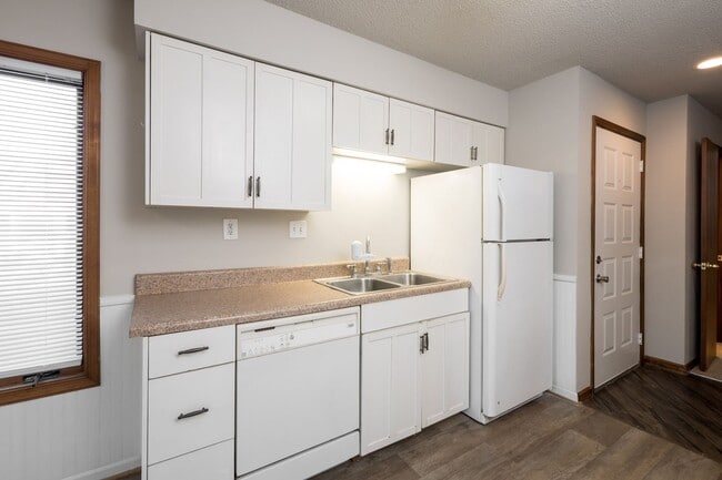 Building Photo - 2 bedroom 1.5 bath Duplex Close to the Beach