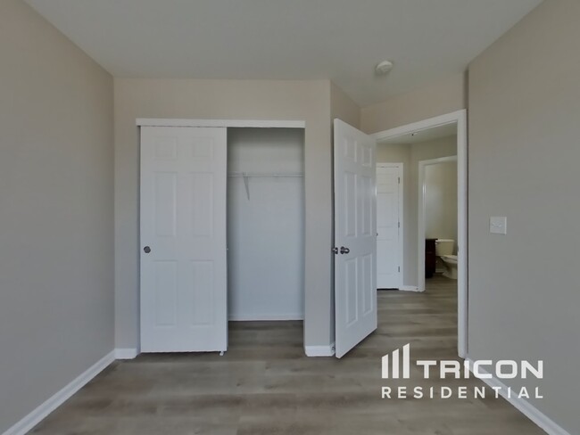 Building Photo - 12610 Jersey Cir E