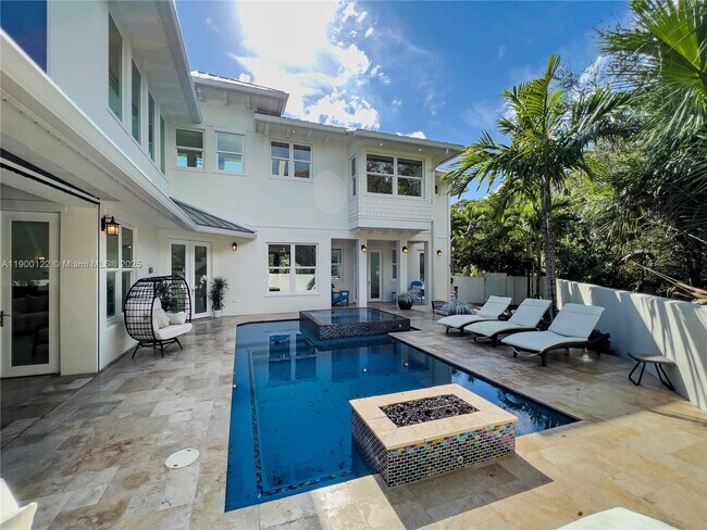 Building Photo - 545 SW Indianola St