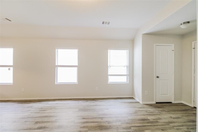 Building Photo - 2610 Lina Dr
