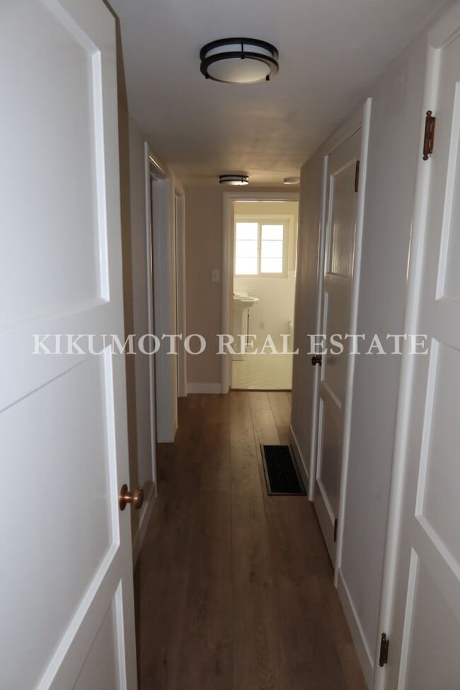 Building Photo - 2 bedrooms, 1 bath, Large 2 car garage & carport