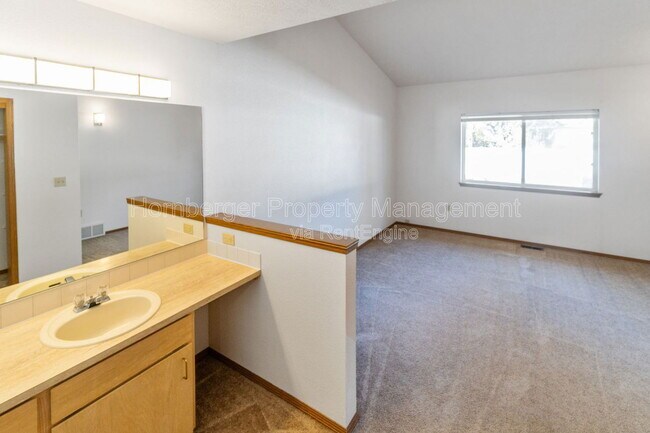 Building Photo - 1605 E 33rd Ave
