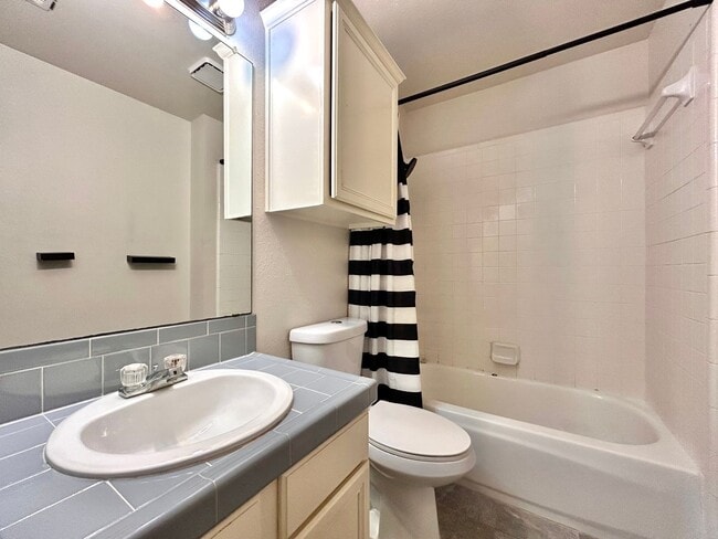 Building Photo - Bright and Comfortable 3BR/2BA Home with Garage & Backyard