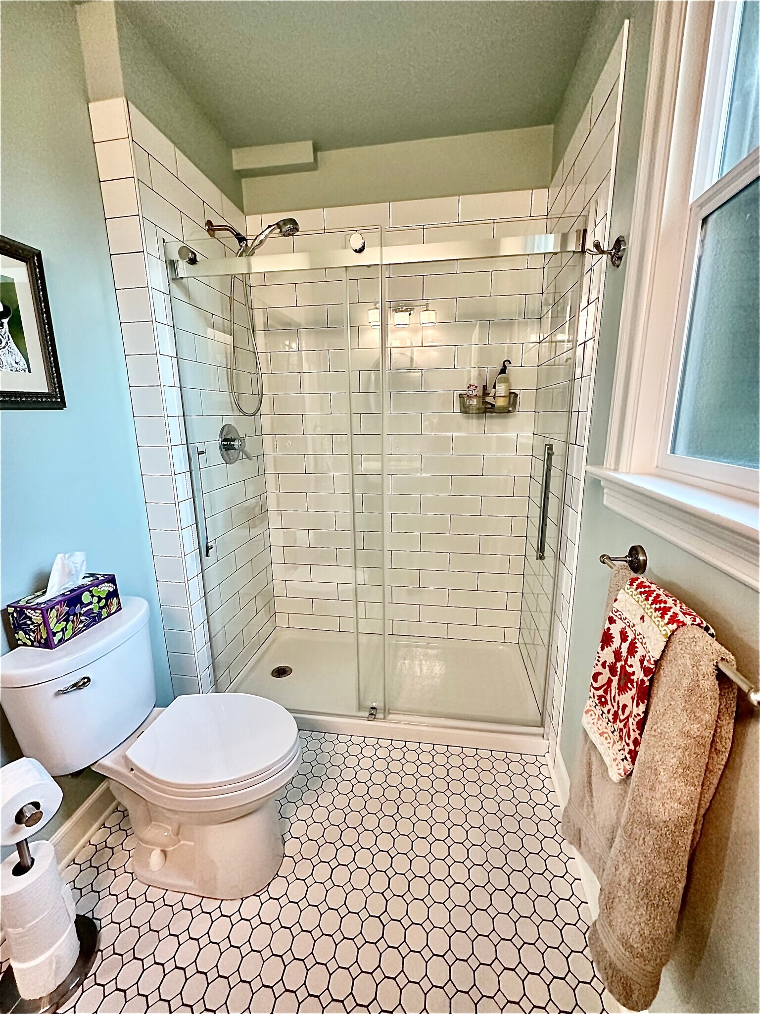 Building Photo - 729 NE Shaver St