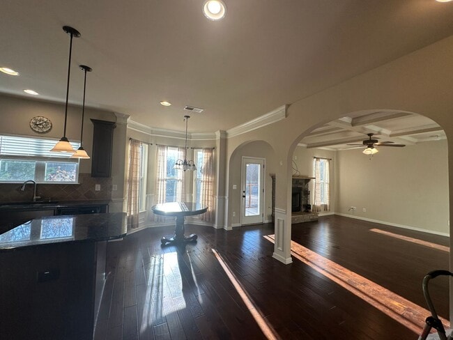 Building Photo - 549 W Holloway Dr