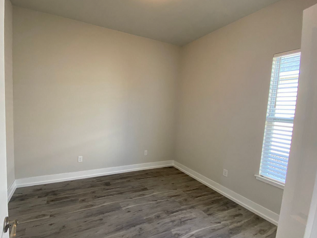 Building Photo - 3 BEDROOM 2 BATH HOME