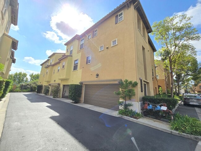 Building Photo - Luxury Tri-Level Townhome – Terraces at Es...