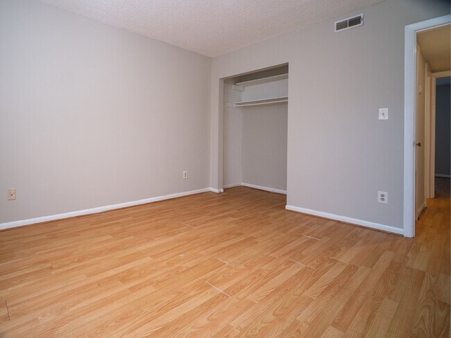 Building Photo - 2609 Eastway Dr