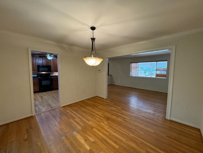 Building Photo - Spacious 4 Bed 3 Bath Home With Fully Fenc...