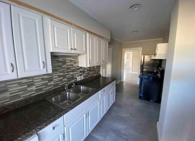 Building Photo - "Charming 1-Bedroom Retreat with Spacious Living – 875 Sq Ft in Oklahoma City!"
