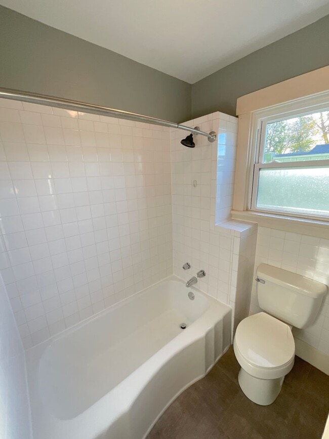 Building Photo - 1 Bedroom Home Available Near Colorado Ave & S 10th St!