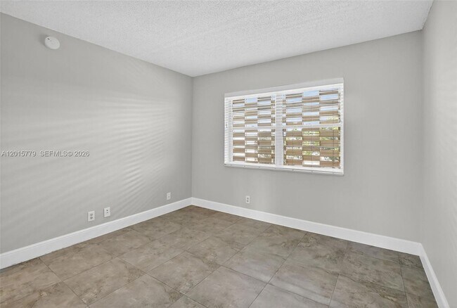 Building Photo - 3050 NE 16th Ave