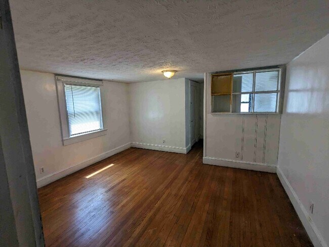 Building Photo - 708 Pilot Ave