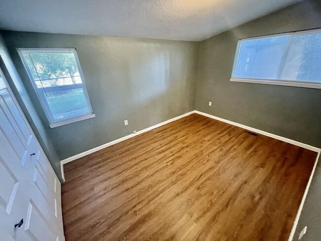 Building Photo - 3 bedroom 2 bathroom house