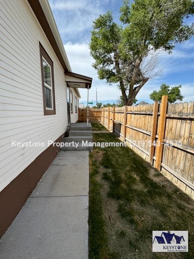 Building Photo - $425 OFF Special! Small Dog Allowed! 1 Bedroom/1 Bathroom/1 Car Garage for Storage  $875/$875