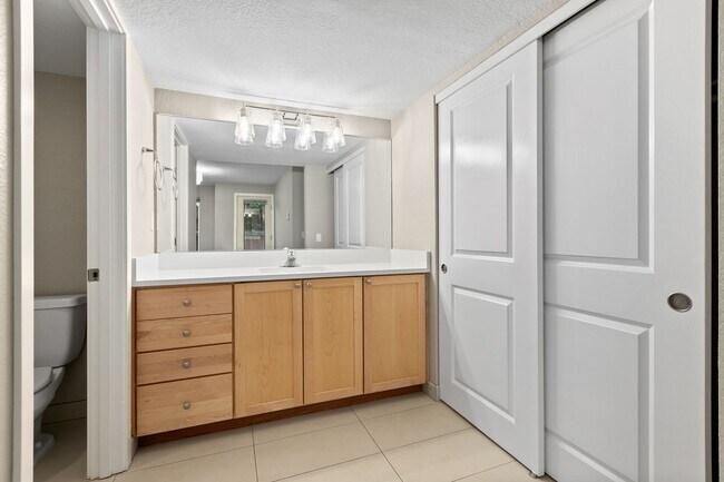 Building Photo - Bright Beacon Hill Condo in Secure Gated C...