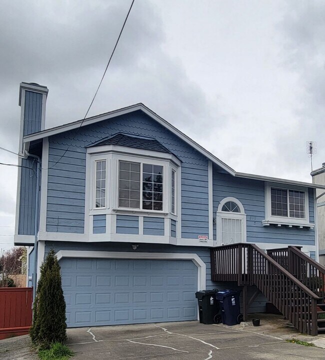 Building Photo - 899 S 86th St