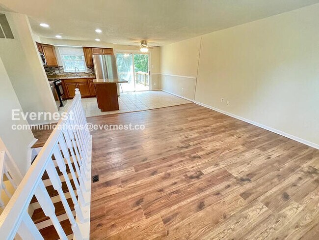 Building Photo - 3 Bed, 2.5 Bath Home with Fenced Yard & Garage / Pet-Friendly / Available Now!