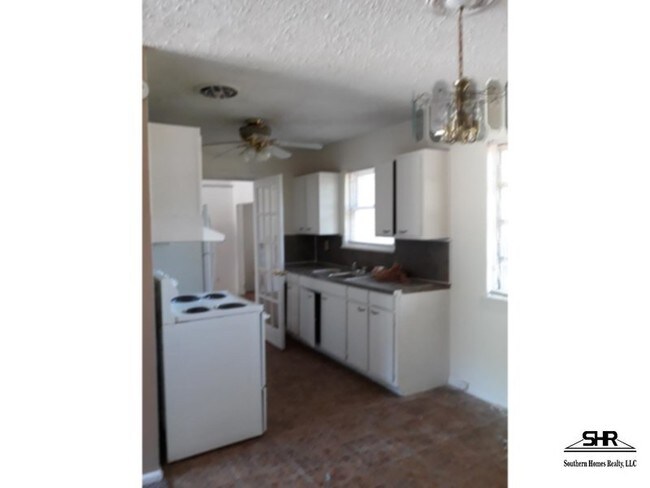 Building Photo - 701 E Montclair Rd