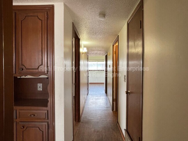 Building Photo - 4841 Newport Dr