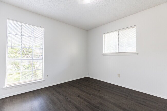 Building Photo - 4910 Tennyson Dr