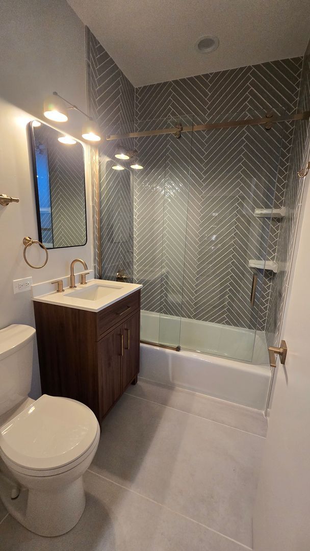 Building Photo - REMODELED 3 Bedroom & 2 Bathroom Apartment in the Heart of Lincoln Park!