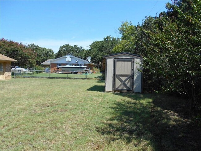 Building Photo - 3 Bedroom, 2 Bath House in Keene on Quarte...
