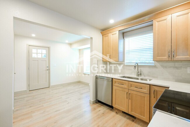 Building Photo - 6475 W Kingsley Ave