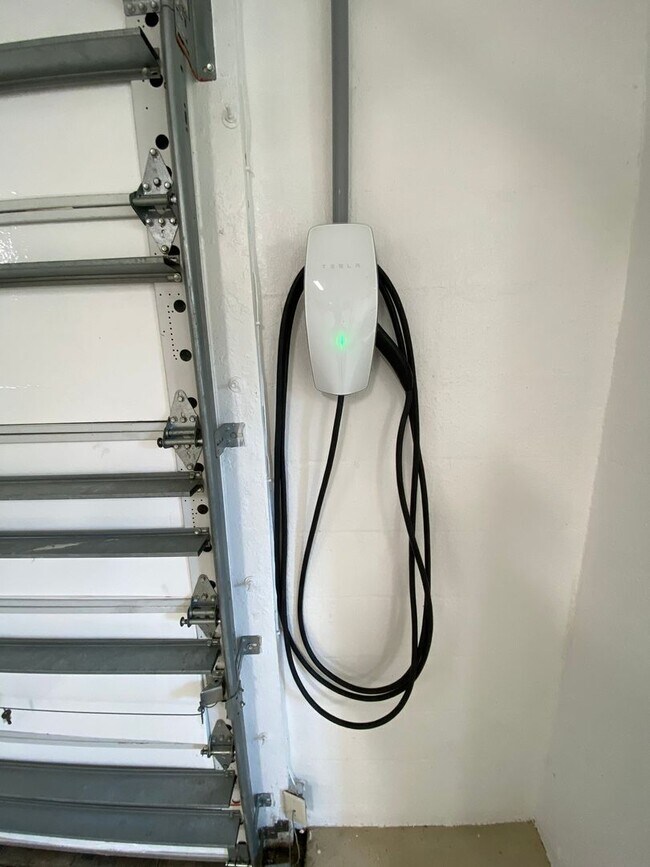 Building Photo - Spectacular and Luxurious Turnkey ANNUAL Lease in The Village of Bridgeport