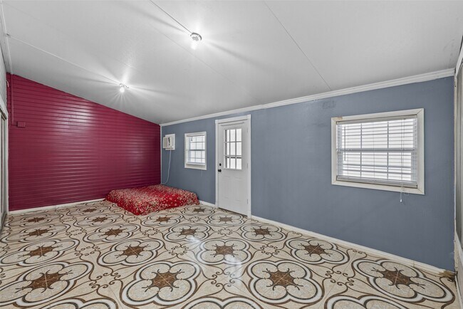 Building Photo - 13051 Meadowline Dr