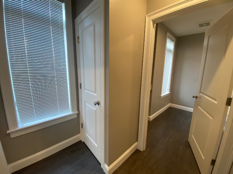 Building Photo - 4945 Washington St