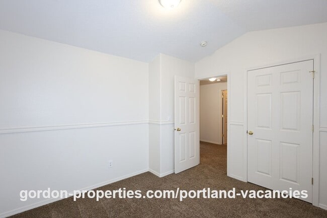 Building Photo - SE 73rd Ave - 3 bedroom townhouse in Mt Scott-Arleta neighborhood