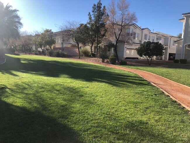 Building Photo - 3 BEDROOM & 2.5 BATH TOWNHOME LOCATED IN GREEN VALLEY  HENDERSON